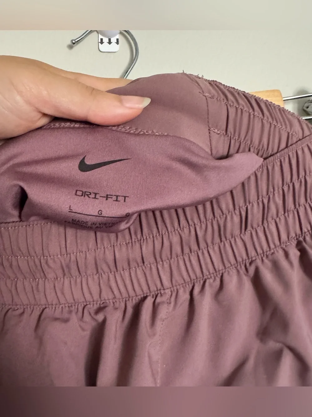 Nike Dri-FIT One Womens Shorts Mauve Pink Purple Mid Rise Brief Lined Sz Large